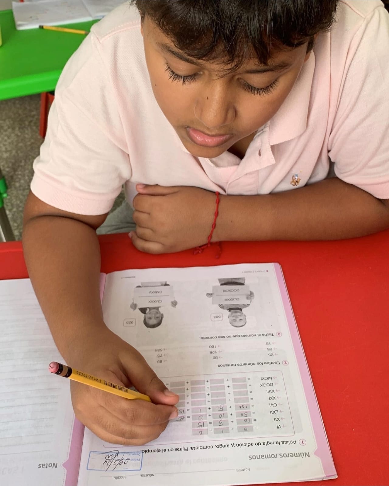 Estudiante resolviendo ejercicios de matemáticas