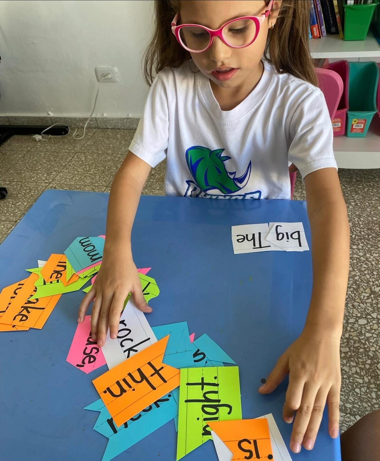 Estudiante practicando lectura con tarjetas de palabras